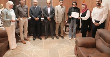 وكيل تعليم الوادي الجديد يكرم فريق طبي متطوع لتنفيذ قافلة رمد مجانية للتلاميذ