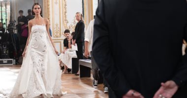 الريش موضة فساتين زفاف شتاء 2026 بأسبوع الأزياء الراقية بباريس.. صور