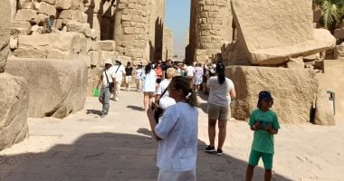العائلات الأجنبية تستمتع بزيارة المعالم الأثرية والسياحية بالأقصر.. صور استمتاع سياح العالم فى معابد الكرنك بالأقصر