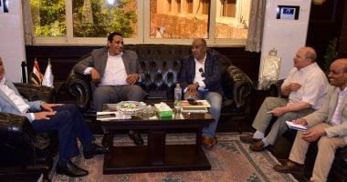 محافظ الأقصر يناقش خطط إعادة تأهيل 200 منزل بالقرى الأكثر احتياجاً فى إسنا وأرمنت