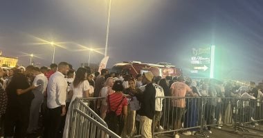 توافد الجمهور على بوابات الدخول قبل حفل أنغام بمهرجان العلمين (صور) توافد الجمهور على بوابات الدخول قبل حفل أنغام