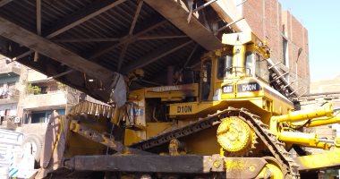 الدفع بـ3 أوناش لرفع كوبرى مشاة بعد سقوطه جزئيا على طريق الإسكندرية الزراعى