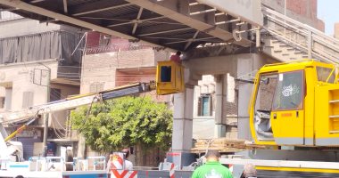 رفع كوبرى مشاة من أعلى سيارة نقل ثقيل تسببت فى إزاحته بطوخ