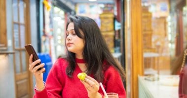فتاة تراقب بصمت السوشيال ميديا 