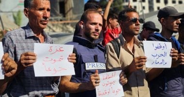 صحفيو غزة فى وقفة احتجاجية بالقطاع: نموت جوعا وقصفا.. صور صحفيو غزة