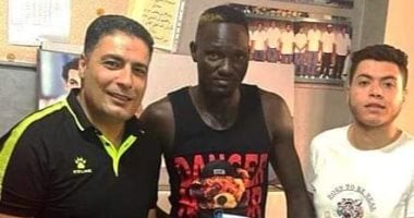 المقاولون العرب يجدد عقد جوزيف أوشايا موسما إضافيا.. صور جوزيف اوشايا مع وكيل اعماله وطلعت محرم
