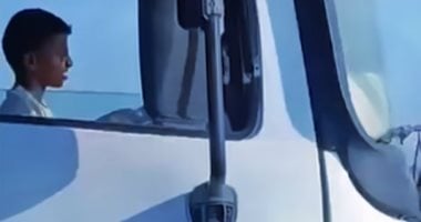مقطع فيديو يظهر طفل صغير يقود تريلا على طريق سريع.. فيديو طفل يقود تريلا