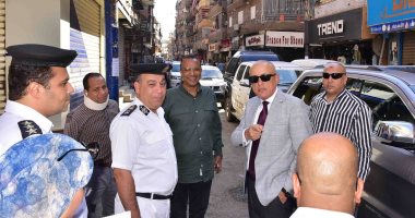 محافظ الأقصر يقود جولة صباحية لمتابعة النظافة والتجميل فى الشوارع.. صور