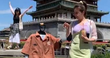 عم الحاج بوت.. روبوت شبيه بالإنسان يأسر قلوب الصينيين بأزياء أبوية.. فيديو