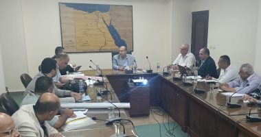نائب محافظ الجيزة يبحث تطوير المنطقة الصناعية بعرب أبو ساعد وجرزا جانب من الاجتماع