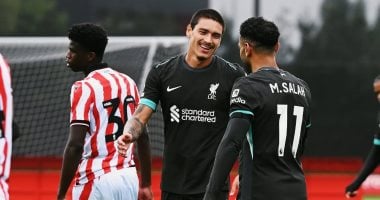محمد صلاح ونونيز خلال المباراة   