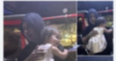 السيدة تحمل الطفلة 