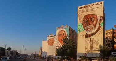 انتهاء المرحلة الثالثة من مشروع "أسوان أرض من ذهب".. زوجان يرسمان جداريات تعكس الطبيعة السياحية لعاصمة أفريقيا.. أيادى الكفاح فى السد العالى جزء من التراث.. والمحافظة تعلن تطوير طريق السادات.. صور مشروع أسوان أرض من ذهب