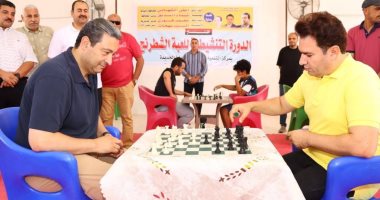محافظ دمياط يلعب المباراة الافتتاحية لبطولة الشطرنج