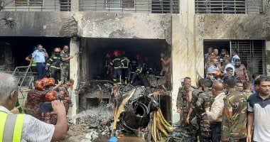 119 شخصا ضحايا سقوط طائرة على حرم مدرسة وكلية فى بنجلاديش.. صور الجيش ورجال الإنقاذ فى موقع تحطم طائرة فى بنجلاديش