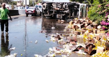 انقلاب سيارة محملة بزيت الطعام على طريق المنصورة أجا بالدقهلية.. صور انقلاب سيارة محملة بزيت الطعام