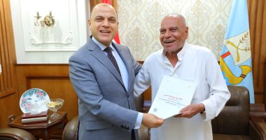 محافظ كفر الشيخ يُسلّم 10 عقود تقنين أراضي أملاك دولة للمستفيدين