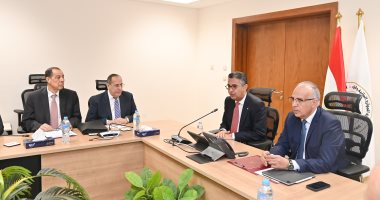 وزيرا التموين والرى يبحثان تطوير مصانع إنتاج السكر من القصب اجتماع وزيرى التموين والرى