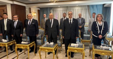 بدء ندوة القيم القضائية والبرلمانية بنادي قضاة مصر بحضور رئيس الشيوخ.. صور