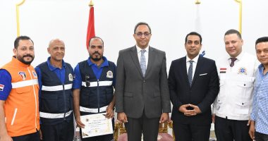 محافظ قنا يكرم مسعفًا وفني قيادة لجهودهما في إنقاذ حالة ولادة طارئة