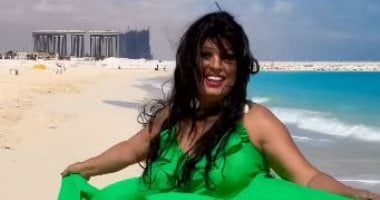 رقص فيفي عبده على البحر يشعل أجواء الصيف ويضعها فى صدارة ترند جوجل.. فيديو فيفي عبده