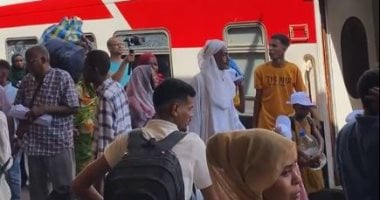 قطار السودانيين يستعد للانطلاق من محطة مصر للعودة الطوعية إلى السودان قطار السودانيين يستعد للانطلاق من محطة مصر
