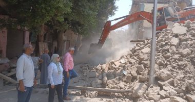 إزالة عقار آيل للسقوط بحى الخليفة جنوب القاهرة.. صور