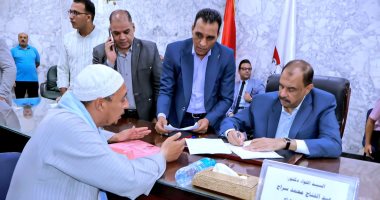 محافظ سوهاج يستمع إلى مطالب وشكاوى المواطنين فى اللقاء الجماهيري محافظ سوهاج يستمع إلى مطالب وشكاوى المواطنين