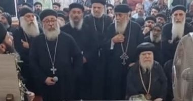 البابا تواضروس يقدم العزاء فى رحيل كاهن بإيبارشية سوهاج