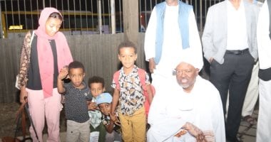 تحيا مصر.. رسائل الأشقاء السودانيين بعد وصول قطارهم إلى محطة السد العالى بأسوان.. أبناء وادى النيل: نشكر الرئيس والشعب على حسن الضيافة.. أطفال يرفعون شعار شكر مصر.. وتسهيلات كبيرة لعودة 1000 سودانى.. فيديو وصور جانب من وصول الأشقاء السودانيين
