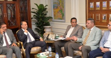 محافظ أسيوط يبحث مع فريق "حياة كريمة" سبل تسريع تنفيذ مبادرة "سكن كريم" لتطوير 7000 منزل جانب من الإجتماع