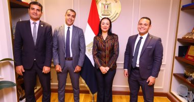 وزيرة التضامن تكرم الإدارة العامة للعلاقات العامة والمراسم بالوزارة