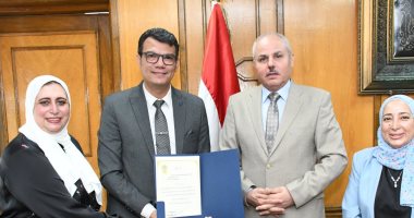 رئيس جامعة قناة السويس يستقبل عميد كلية الصيدلة الجديد