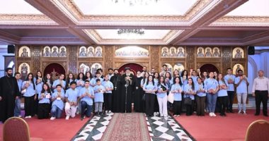 البابا تواضروس يستقبل مجموعة خدام من الكنيسة فى نيوكاسل خلال اللقاء