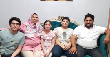 الناجح يرفع إيده.. فرحة كبيرة بمنازل أوائل الثانوية العامة بالقليوبية.. "حسين" الثانى علمى رياضيات: أهدى النجاح لوالدى المتوفى وأتمنى اللحاق بجامعة زويل.. و"عمر" الرابع: فرحتى ما تتوصفش.. ووالده يفى بوعده الطالب عمر إسلام وسط أسرته