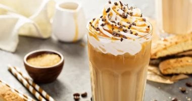 10 أطعمة ومشروبات غير صحية تساعد على زيادة الوزن.. اعرف البدائل القهوة المحلاة
