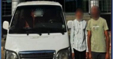 الداخلية: ضبط طفل يقود ميكروباص فى الجيزة.. فيديو المتهمان عقب ضبطهما