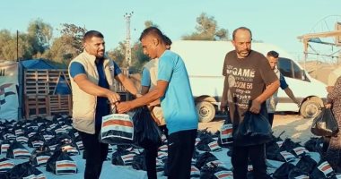 اللجنة المصرية توزع طرودا غذائية على الأسر النازحة في غزة.. فيديو
