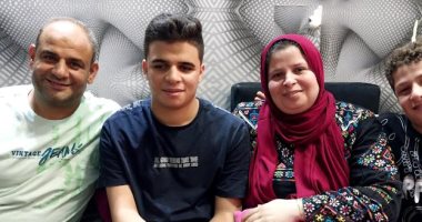 الأول على الثانوية العامة مكفوفين: القرآن وتنظيم الوقت سر تفوقى.. فيديو عبدالله مدحت وأسرته