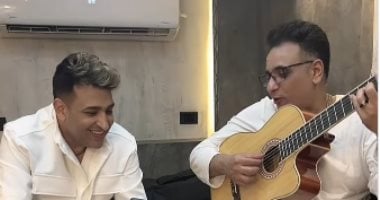 تامر حسين يعيد الموسيقار الراحل محمد رحيم للتريند بفيديو من كواليس أغنية جانب من الفيديو
