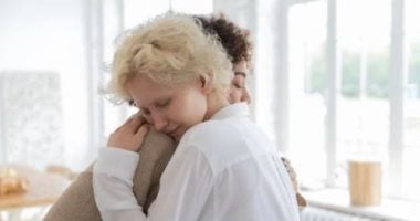 تفسير حلم مقابلة صديقة قديمة.. شعور بالخذلان أم حنين للطفولة؟