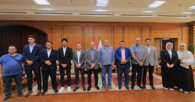 رئيس جامعة كفر الشيخ يكرم الفرق الفائزة بمسابقات الابتكار والذكاء الاصطناعى