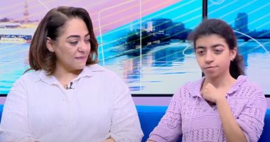 الاولى على الثانوية دمج تعليمى مع والدتها
