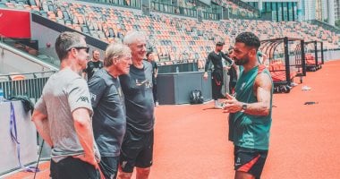 استقبال حار من أساطير ليفربول لمحمد صلاح فى معسكر هونج كونج.. فيديو صلاح وأسطورتي ليفربول