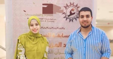 أوفى بوعده.. محفظ قرآن يهدى طالبة رحلة عمرة لتفوقها فى الثانوية العامة بقنا