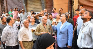 محافظ أسيوط يتفقد موقع حريق محل إكسسوارات تجميل ويوجه برفع آثاره 