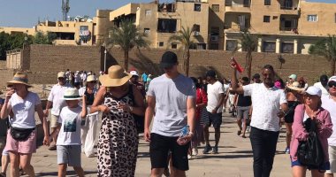 رغم حرارة الطقس.. إقبال سياحى كبير فى معابد الكرنك بشكل يومى.. صور