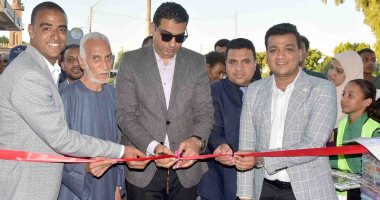 نائب محافظ الأقصر يفتتح معرض أهلا مدارس لبيع مستلزمات المدارس بالطود.. صور