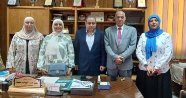 لحظة التهنئة من قبل قيادات الكلية