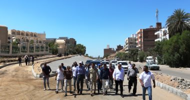 محافظ أسوان يتفقد مشروع تطوير طريق السادات ويوجه بسرعة التنفيذ